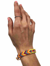 Load image into Gallery viewer, Pulsera Sol- Ručně háčkovaný náramek - hand crochet bracelet - Wayana.eu
